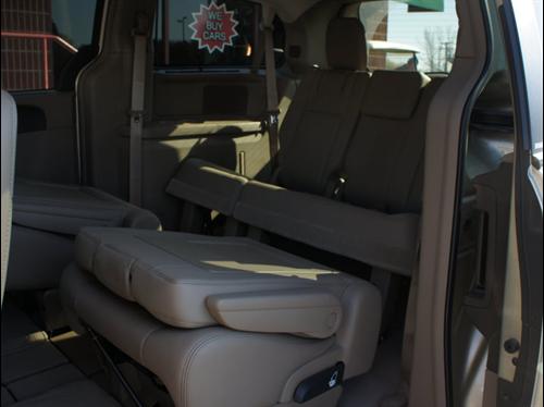 Chrysler Town and Country 2011 photo 1