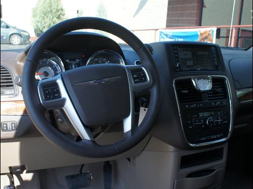 Chrysler Town and Country 2011 photo 2