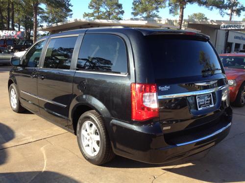 Chrysler Town and Country 2011 photo 3