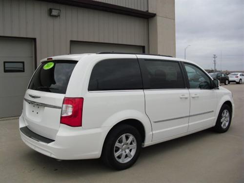 Chrysler Town and Country 2011 photo 1