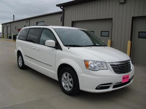 Chrysler Town and Country 2011 photo 2