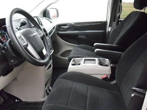 Chrysler Town and Country 2011 photo 3