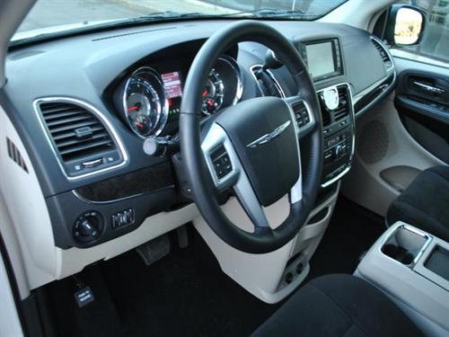 Chrysler Town and Country 2011 photo 1