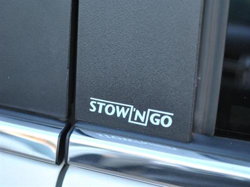 Chrysler Town and Country 2011 photo 2