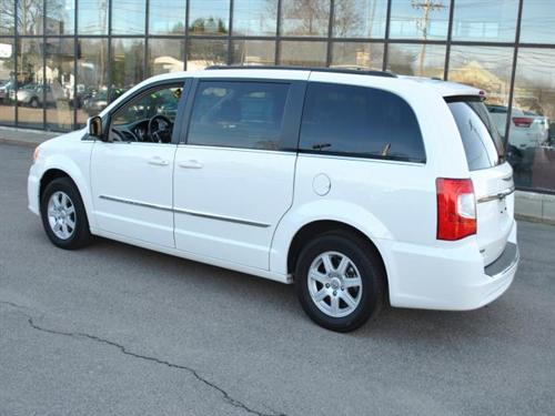 Chrysler Town and Country 2011 photo 4