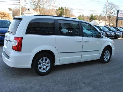 Chrysler Town and Country 2011 photo 5