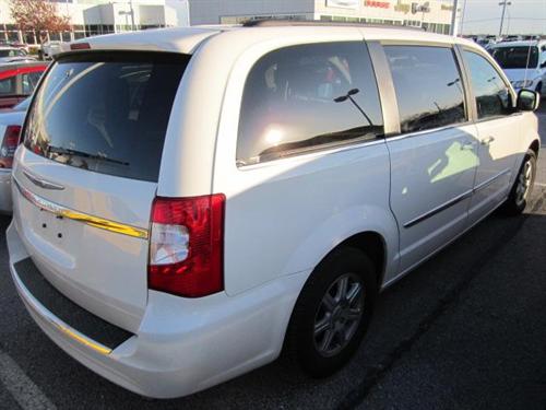Chrysler Town and Country 2011 photo 1