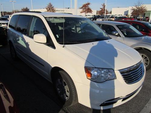 Chrysler Town and Country 2011 photo 3