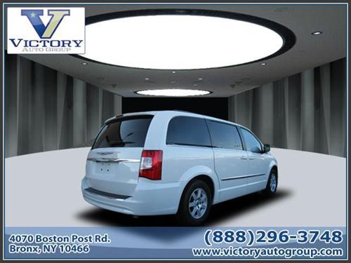 Chrysler Town and Country 2011 photo 1
