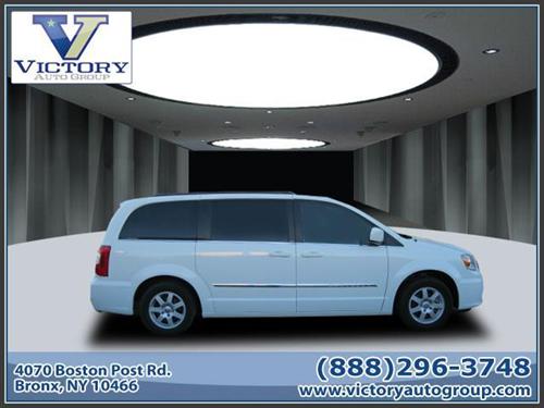 Chrysler Town and Country 2011 photo 2