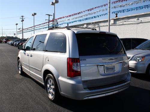 Chrysler Town and Country 2011 photo 1