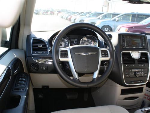 Chrysler Town and Country 2011 photo 2