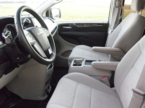 Chrysler Town and Country 2011 photo 2