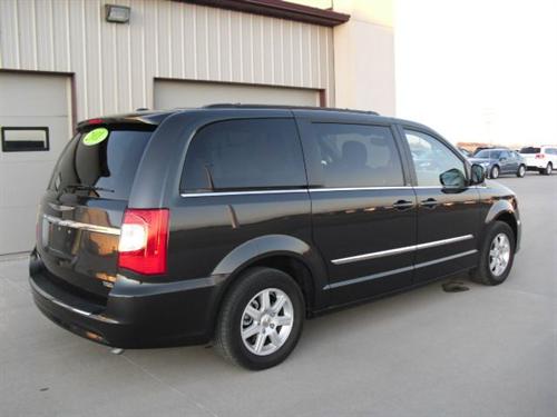 Chrysler Town and Country 2011 photo 3