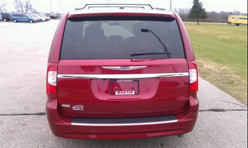 Chrysler Town and Country 2011 photo 2