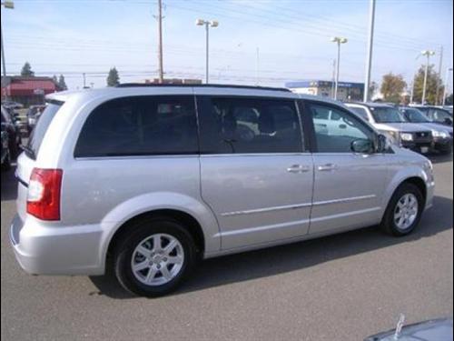Chrysler Town and Country 2011 photo 2