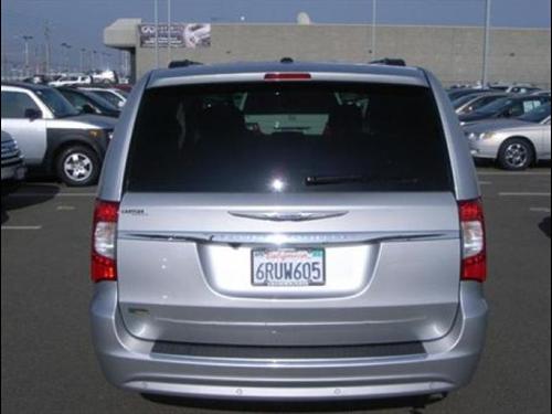 Chrysler Town and Country 2011 photo 3