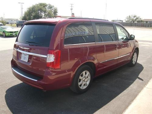 Chrysler Town and Country 2011 photo 1