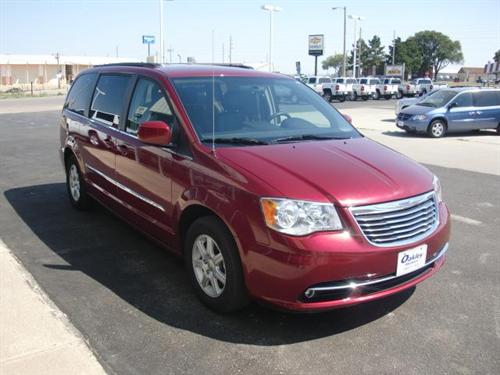 Chrysler Town and Country 2011 photo 2