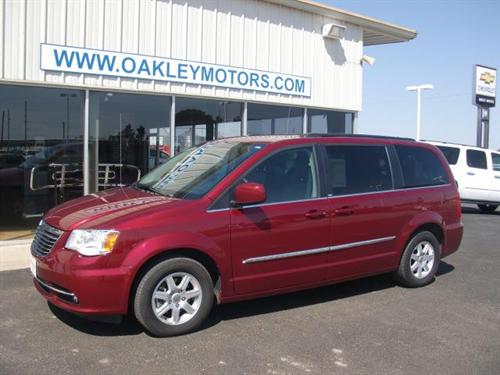 Chrysler Town and Country 2011 photo 3