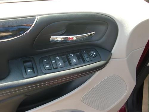 Chrysler Town and Country 2011 photo 5