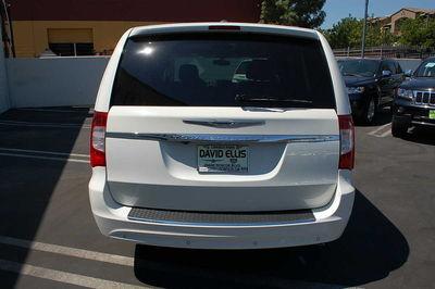 Chrysler Town and Country 2011 photo 1
