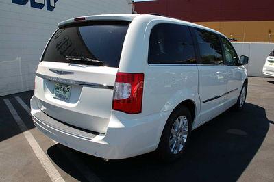 Chrysler Town and Country 2011 photo 2