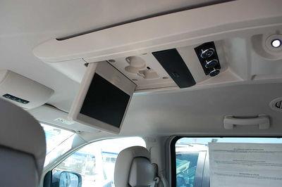 Chrysler Town and Country 2011 photo 3