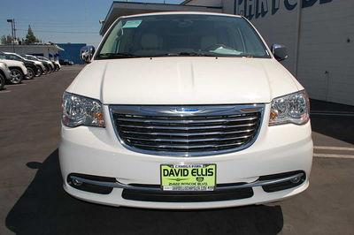 Chrysler Town and Country 2011 photo 5