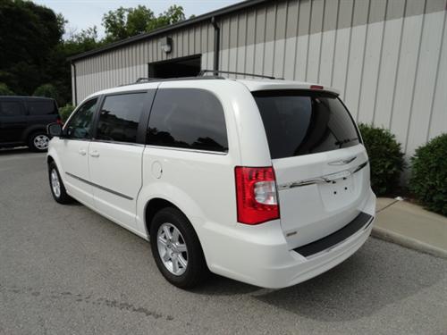 Chrysler Town and Country 2011 photo 2