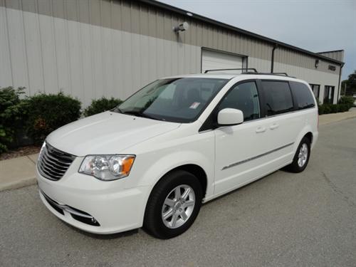 Chrysler Town and Country 2011 photo 3