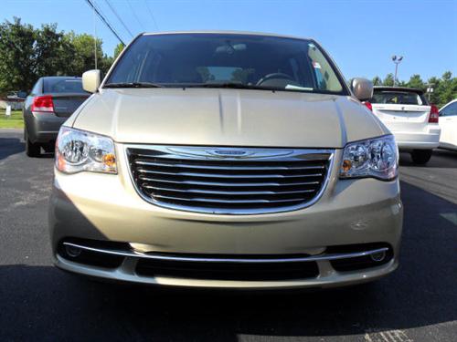 Chrysler Town and Country 2011 photo 2