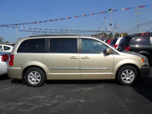 Chrysler Town and Country 2011 photo 3