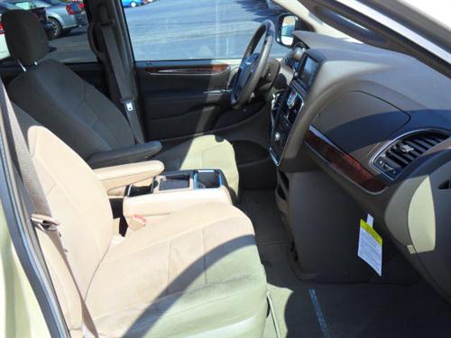 Chrysler Town and Country 2011 photo 5