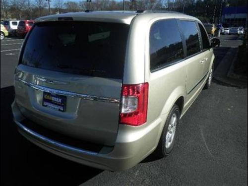Chrysler Town and Country 2011 photo 2