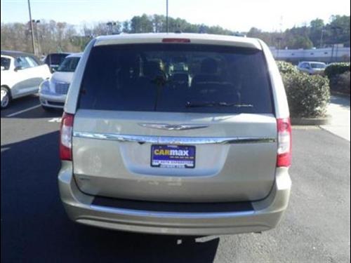 Chrysler Town and Country 2011 photo 3