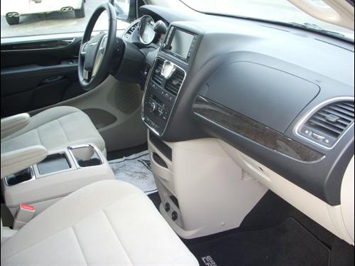 Chrysler Town and Country 2011 photo 1