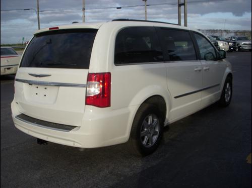 Chrysler Town and Country 2011 photo 2