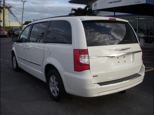 Chrysler Town and Country 2011 photo 3