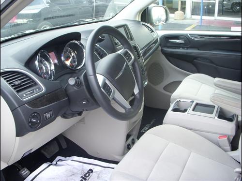 Chrysler Town and Country 2011 photo 5