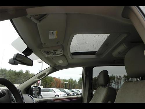 Chrysler Town and Country 2011 photo 2