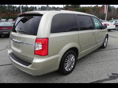 Chrysler Town and Country 2011 photo 3