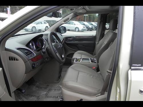 Chrysler Town and Country 2011 photo 4