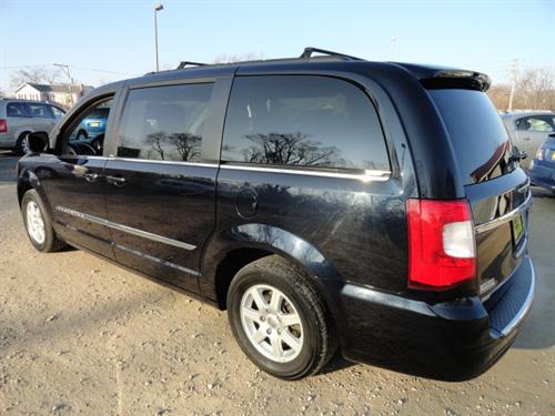 Chrysler Town and Country 2011 photo 3