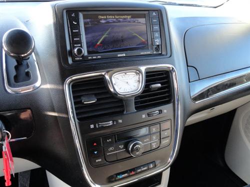 Chrysler Town and Country 2011 photo 4
