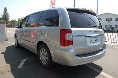 Chrysler Town and Country 2011 photo 1
