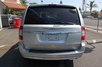 Chrysler Town and Country 2011 photo 2