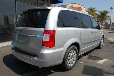Chrysler Town and Country 2011 photo 3
