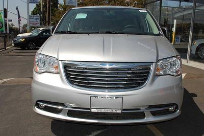 Chrysler Town and Country 2011 photo 4