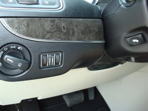 Chrysler Town and Country 2011 photo 2